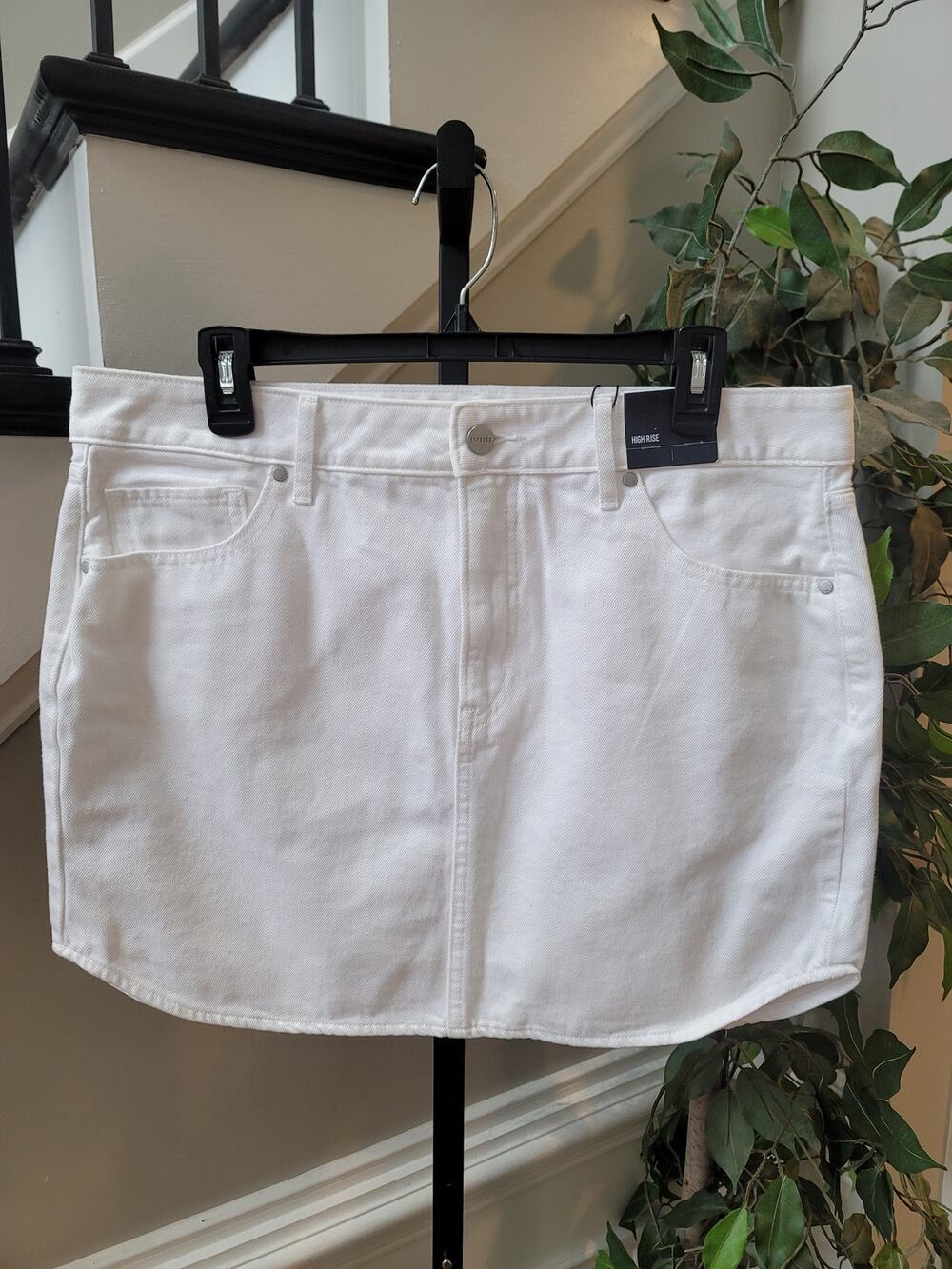 Express Mini Skirt Women's Size 12 White Denim High Rise Curved Hem 5-pockets